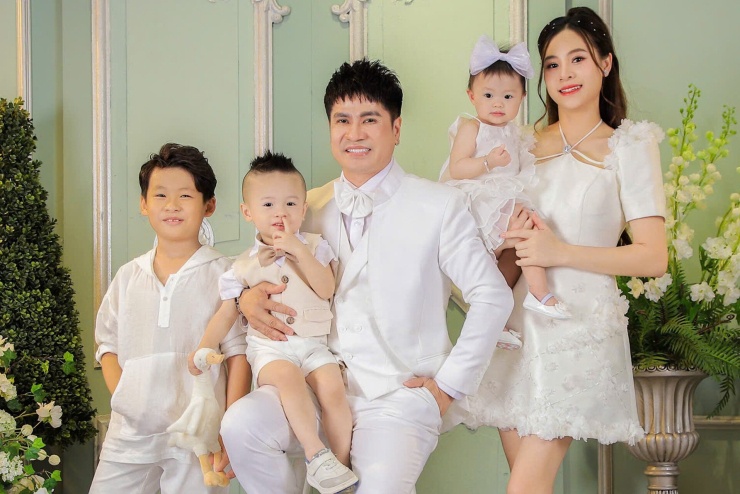 Thùy Uyên - vợ kém 18 tuổi của Lương Gia Huy khéo vun vén tổ ấm, thay anh nuôi dạy các con. 