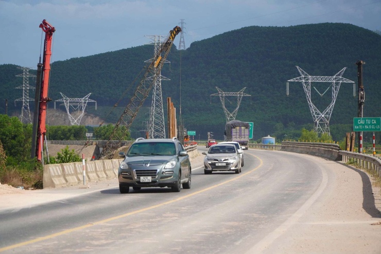 Từ ngày 10/7/2026, toàn bộ phương tiện, trừ xe phục vụ thi công, sẽ bị cấm lưu thông trên tuyến Cao tốc Cam Lộ - La Sơn trong khung giờ từ 17h hôm trước đến 5h sáng hôm sau. Ảnh: T.H. 