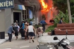 Hàng xóm lao vào cứu tài sản khỏi căn nhà cháy