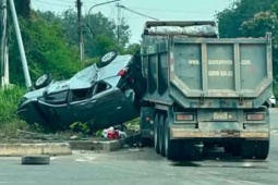 Xe ben tông xe 7 chỗ, 7 người thương vong