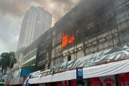 Cháy ngùn ngụt ở siêu thị điện máy cũ trên phố Hà Nội