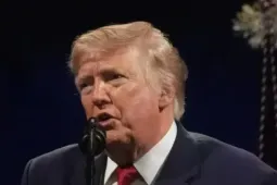 Tổng thống Trump lại gây 'bão" khi đăng ảnh chế vợ chồng ông Obama