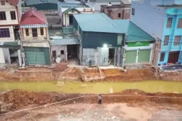 Bẫy hố sâu ngổn ngang ven nhà dân khi thi công mở rộng Quốc lộ 6