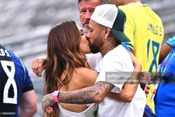 Neymar ôm hôn bạn gái sau trận thua của Brazil, mỹ nhân gửi thông điệp gây chú ý