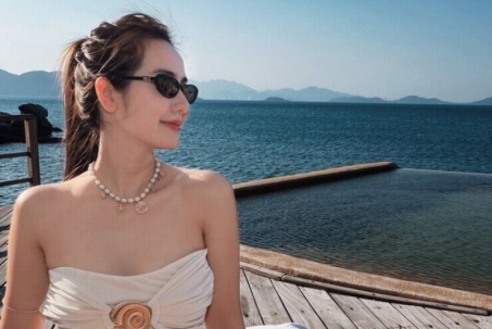 Huyền Lizzie 'Cách em 1 milimet' gợi cảm ở tuổi 37