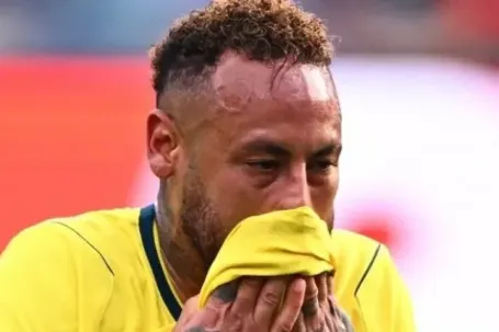 Ảnh Neymar gục ngã gây bão toàn cầu
