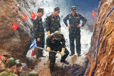 Bên trong hố chôn vừa tìm thấy 7 hài cốt liệt sĩ ở công viên Lê Thị Riêng