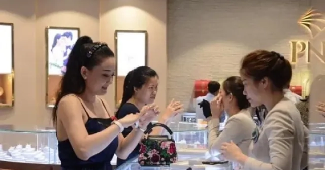 Chủ tịch lên tiếng trấn an, nhà đầu tư vẫn tiếp tục tháo chạy khỏi cổ phiếu PNJ