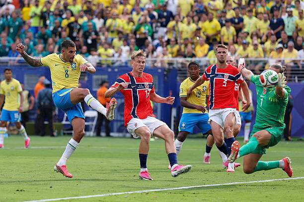 Trực tiếp bóng đá Brazil - Na Uy: Neymar sút penalty rút ngắn (World Cup) (Hết giờ) - 16