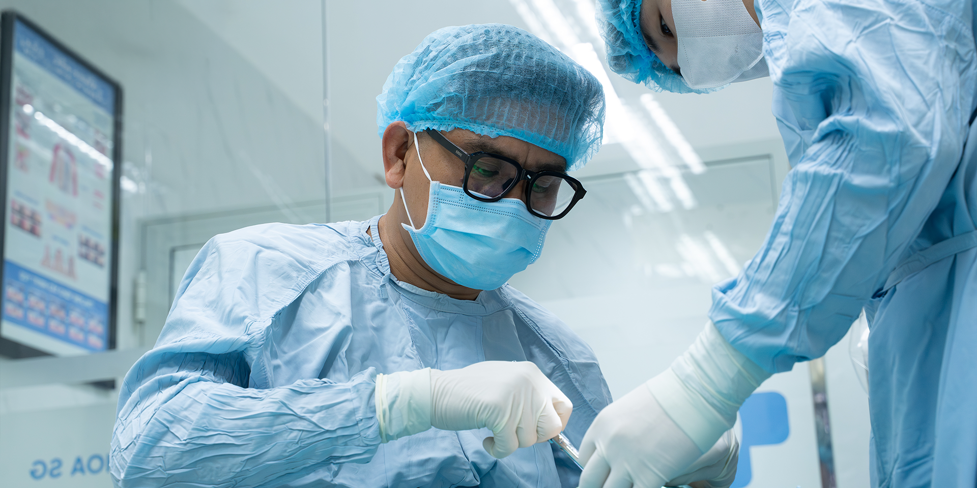 BS.CKI Cang Hồng Thái trong quá trình thực hiện ca cấy ghép Implant