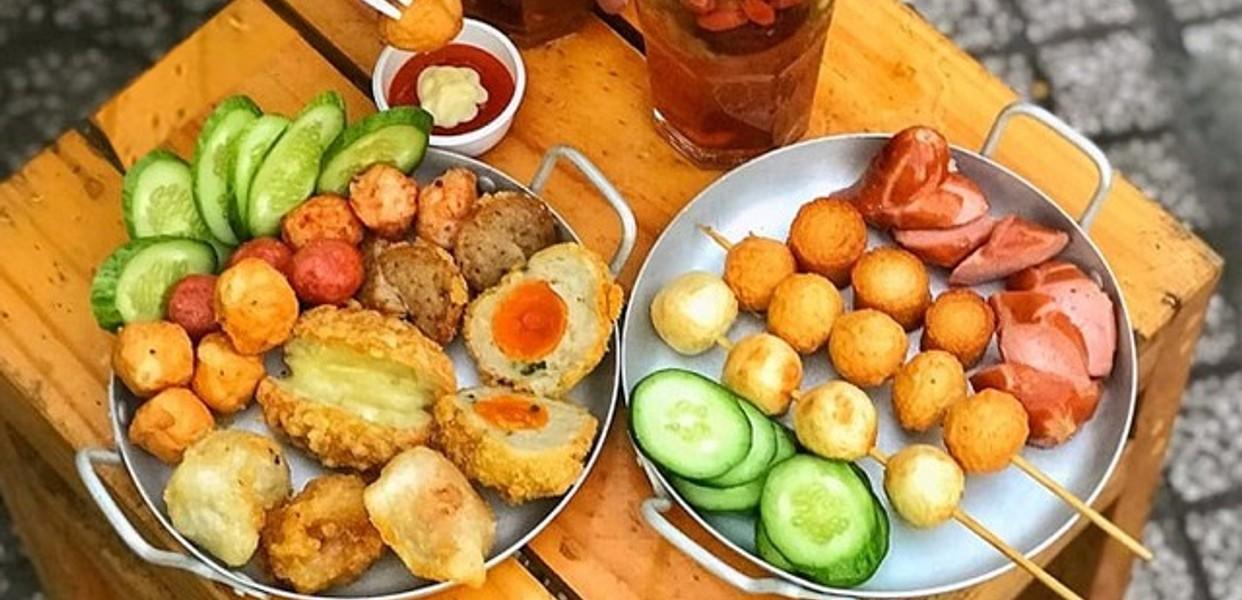 Càng xem càng cuốn khi có cá viên chiên và mì trộn đồng hành suốt trận cầu.