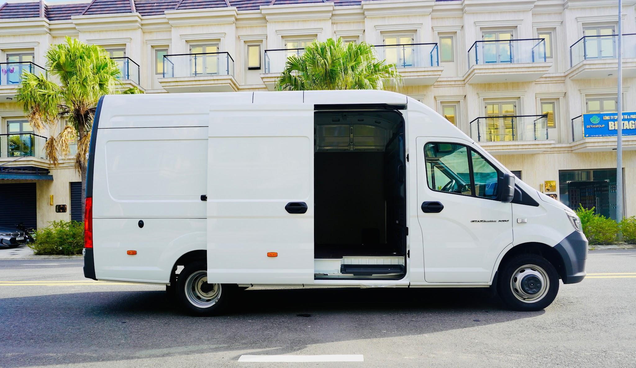 Phần cửa trượt ngang hông tải van Gazelle NN lớn đưa hàng hoá lên xuống thuận tiện.