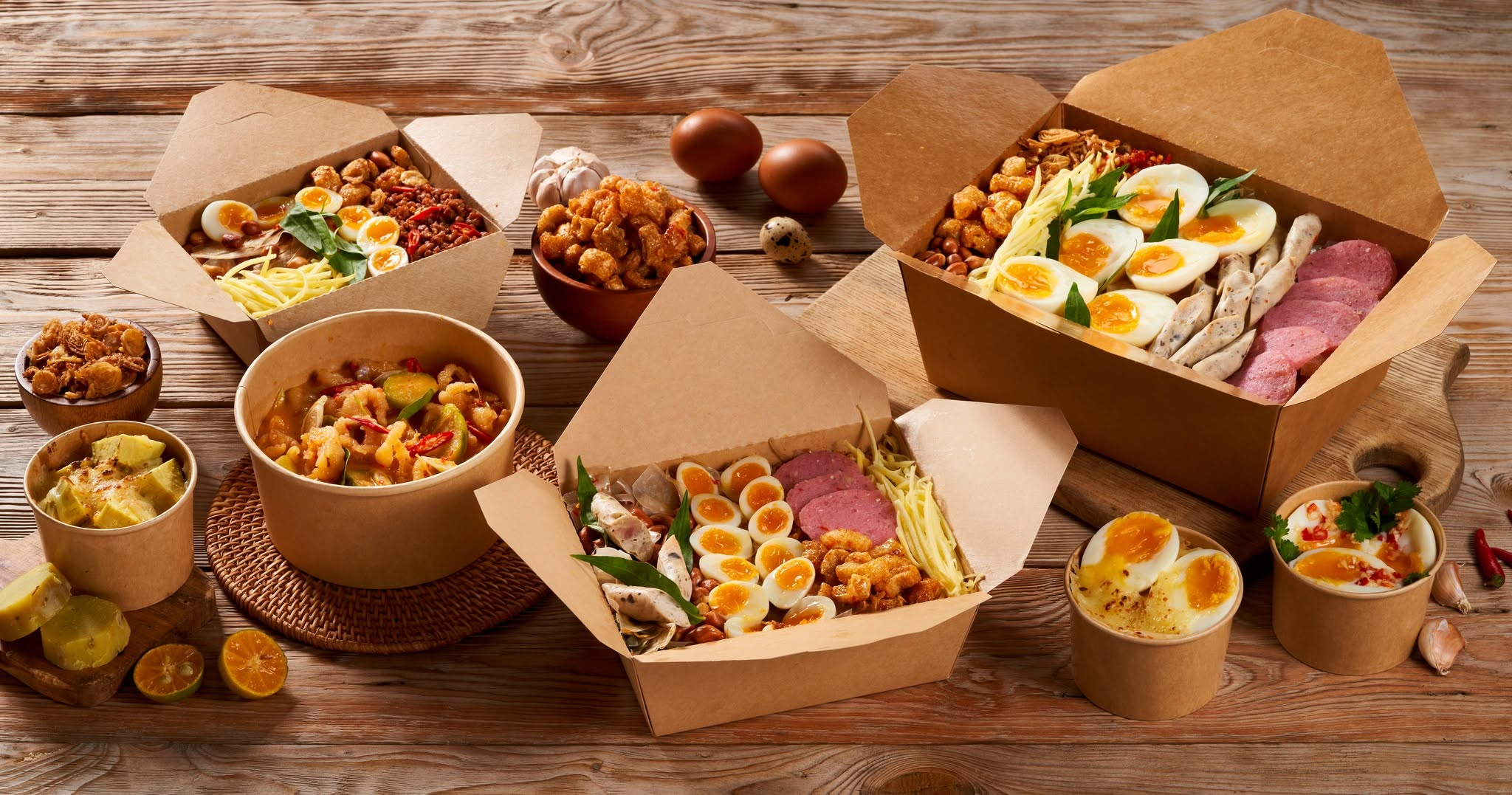 Bánh tráng trộn là món ăn vặt lý tưởng để các chiến hữu vừa thưởng thức vừa cổ vũ.