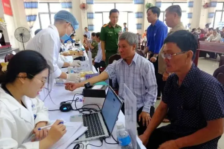Lấy mẫu ADN hai người nhận là em ruột của liệt sĩ Huỳnh Văn Quên