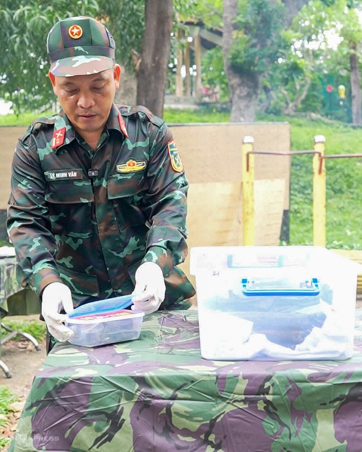 Trung tá Lý Minh Văn, Chính viên Đội K74 Bộ Tư lệnh TP HCM, cho biết tất cả di vật đều được bảo quản trong túi zip kèm gói hút ẩm để đảm bảo nguyên trạng trong thời gian chờ xác minh nhân thân các liệt sĩ.