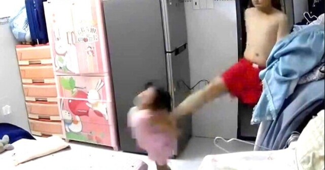Mẹ bé gái bị bạo hành: Chậm tố giác nhân tình vì "đang chịu ơn"