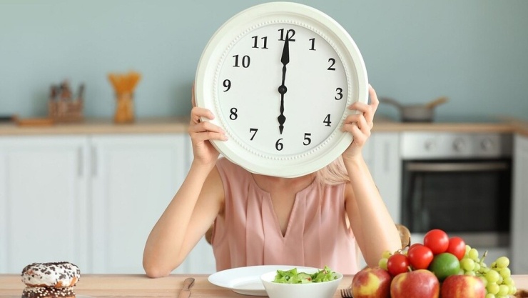 Ăn tối sớm tạo điều kiện để các cơ quan đồng bộ với nhịp sinh học, giúp cơ thể phục hồi hiệu quả hơn trong khi ngủ. Ảnh: Health