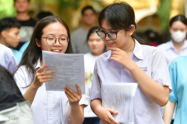 Thí sinh dự thi tốt nghiệp THPT tại điểm thi THPT Trưng Vương, TP HCM ngày 12/6. Ảnh: Thanh Tùng