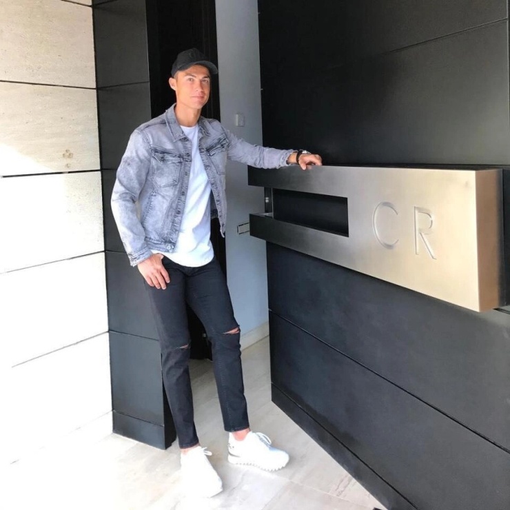 Chữ CR nổi bật trên cửa chính tại căn nhà của Ronaldo tại La Finca. Ảnh: Instagram Cristiano Ronaldo