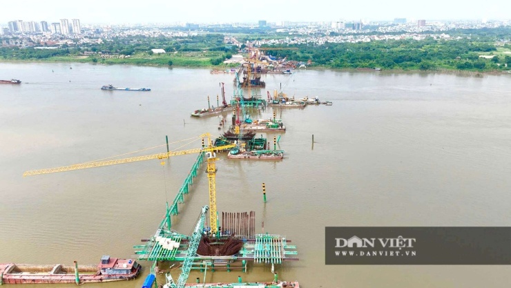 Một trong những cây cầu trọng điểm trong quy hoạch là Cầu Trần Hưng Đạo. Dự án có tổng mức đầu tư toàn bộ khoảng 15.967 tỷ đồng với chiều dài hơn 4,1 km, trong đó cầu chính vượt sông Hồng dài trên 800 m. Ảnh: Ngọc Hải