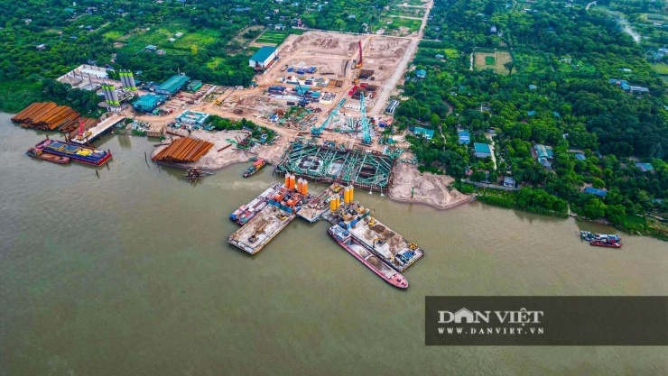 Cầu chính Tứ Liên là cầu dây văng rộng 43m, trụ tháp cao 185m; đường dẫn phía Nghi Tàm (phường Hồng Hà) rộng 48m, phía Đông Anh (đường Trường Sa) rộng 60m. Dự án có tổng mức đầu tư gần 20.000 tỷ đồng. Ảnh: Lê Minh