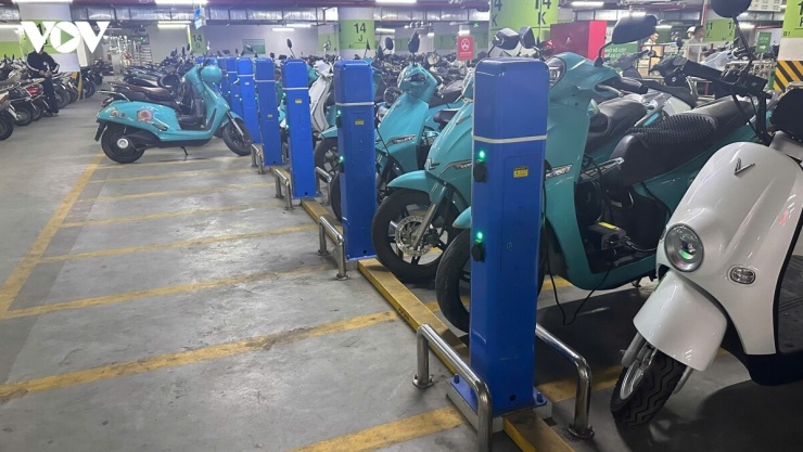 Theo Thông tư 31,&nbsp;khu vực để xe ô tô, khu vực để xe mô tô điện, xe máy điện và xe đạp điện phải được&nbsp;phân vùng riêng, tốt nhất nên tách biệt hoàn toàn khu vực để xe điện với xe sử dụng nhiên liệu xăng, dầu nhằm hạn chế nguy cơ cháy lan.