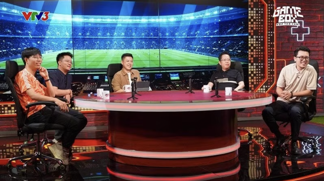 Hòa cùng bầu không khí rực lửa của FIFA World Cup 2026, tập 1 "Game box" khán giả được gặp lại bốn gương mặt BLV bóng đá quen thuộc: Việt Khuê, Anh Quân, Ngọc Khánh và Huy Phước.