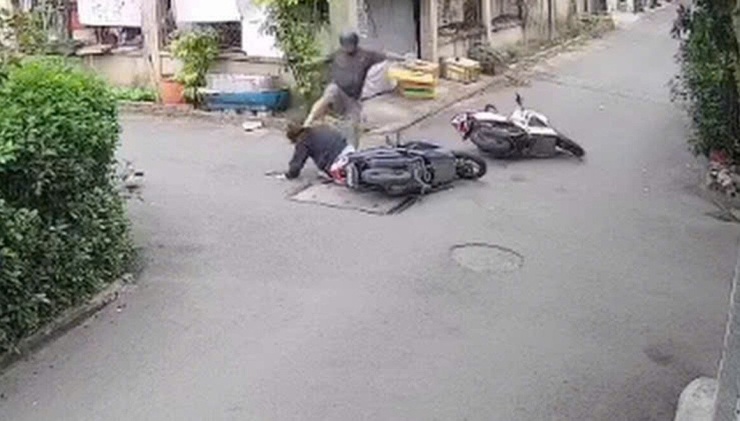 Người đàn ông đạp vào đầu cô gái sau va chạm giao thông. Ảnh cắt từ clip