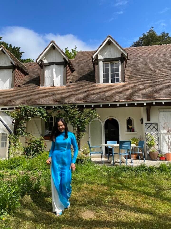 Nằm cách Paris hơn 200 km về phía tây nam, Amboise - nơi Lê Vi sinh sống - là một thành phố cổ kính với khí hậu ôn hòa. Căn biệt thự của gia đình nghệ sĩ tọa lạc trên vùng đất thoai thoải, được bố mẹ chồng chị xây dựng từ năm 1970, với kiến trúc mái ngói đỏ, tường dày, không gian rộng rãi và cây cối bao quanh.