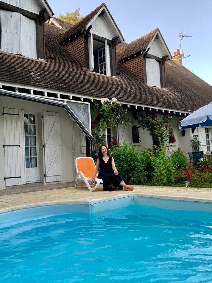 Nghệ sĩ cho biết trên Ngôi sao, những ngày nóng kỷ lục cuối tháng 6, nước Pháp có hôm đạt ngưỡng 44,3 độ C, nhưng nhà chị vẫn dễ chịu nhờ nhiều cây cối và vị trí trên đồi. Giai đoạn này, các con của Lê Vi đang nghỉ hè nên thường rủ bạn bè đến nhà bơi lội, ăn chè mẹ nấu để giải nhiệt.