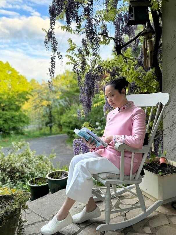 Nghệ sĩ thường ngồi bên hiên nhà đọc sách, ngắm cảnh trong lúc chồng đi làm, các con đi học. 