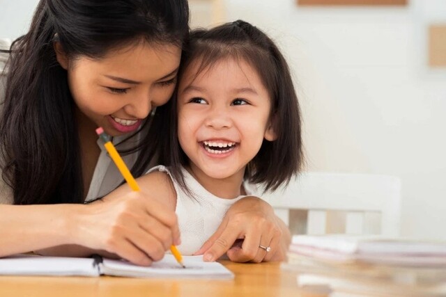 Khi mọi khó khăn đều được cha mẹ dọn sẵn, trẻ sẽ ít có cơ hội rèn luyện khả năng thích nghi, tính kiên trì và tư duy độc lập. Ảnh minh họa