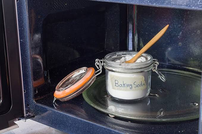 Sử dụng baking soda giúp đánh bay gần như mọi mùi hôi lâu năm ám trong lò ví óng. (Ảnh: Appliance)