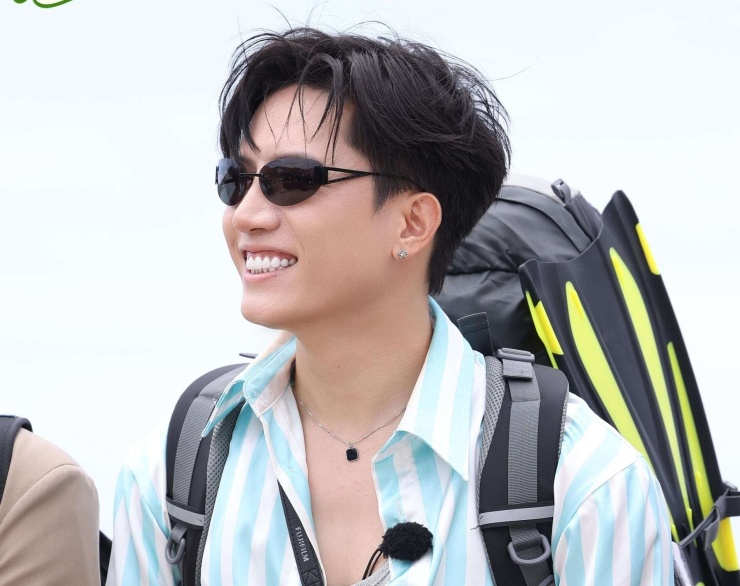 Nhan sắc Anh Tú Voi trước khi tham gia trò chơi ở biển.