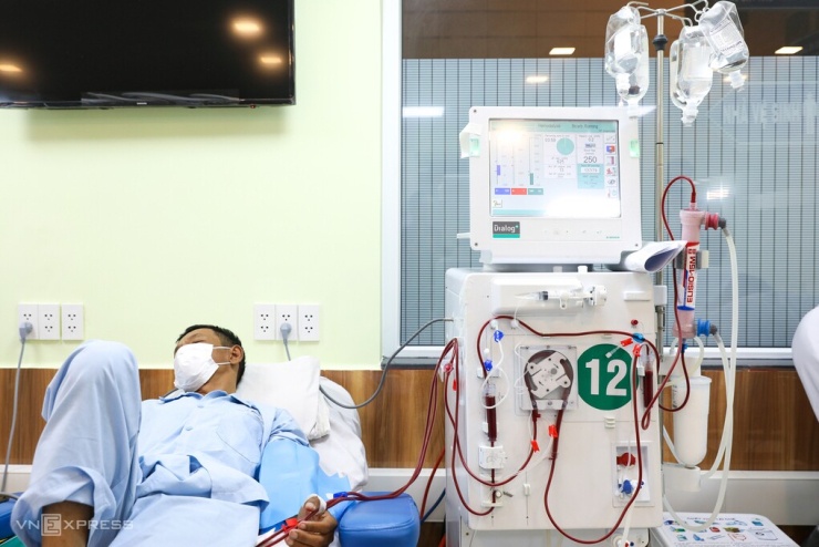 Bệnh nhân suy thận giai đoạn cuối phải lọc máu tại Bệnh viện Thống Nhất. Ảnh: Phùng Tiên