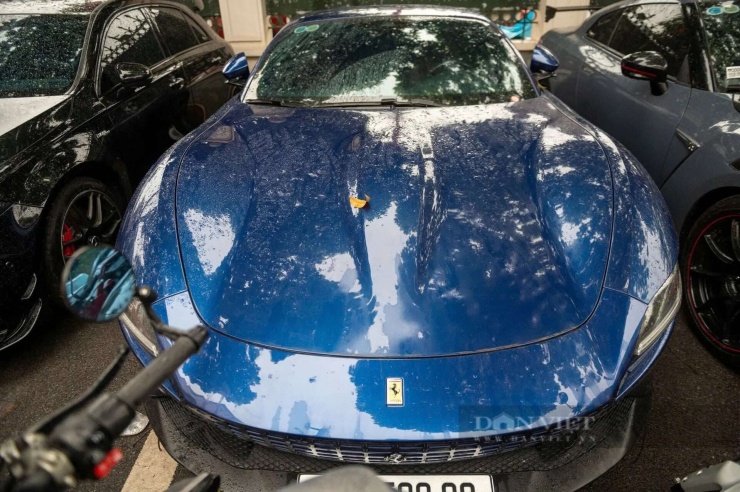 Chiếc Ferrari Roma màu xanh có giá trị khoảng 16-20 tỷ đồng. Ảnh: Xuân Huy.