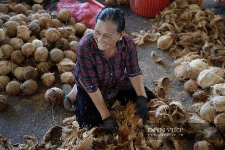 Gáo dừa bỏ đi sau chế biến giờ đây không còn là nỗi lo môi trường mà đã trở thành nguồn nguyên liệu quý giá. Ảnh: T.Đ