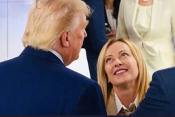 Ẩn ý gì sau bức ảnh chế giễu nữ Thủ tướng Italy 'bám đuôi' Tổng thống Trump?