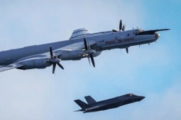 Máy bay Tu-142 Nga thả phao sonar áp sát nhóm tàu sân bay Anh