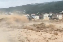 Vỡ đập do mưa lũ từ bão Maysak, Trung Quốc khẩn trương sơ tán người dân