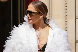 Jennifer Lopez diện mốt khoe bra khi tới dự Tuần lễ thời trang Paris