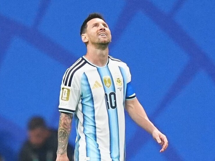 Rực lửa Argentina đấu Ai Cập: Siêu sao Messi hóa “tội đồ“, sút hỏng phạt đền