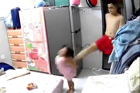 Mẹ bé gái bị bạo hành: Chậm tố giác nhân tình vì 'đang chịu ơn'