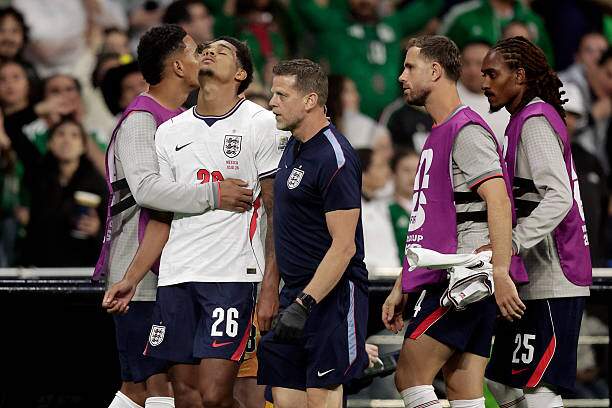 ĐT Anh mất Quansah (số 26) vì thẻ đỏ lẫn Jordan Henderson vì chấn thương (số 4)