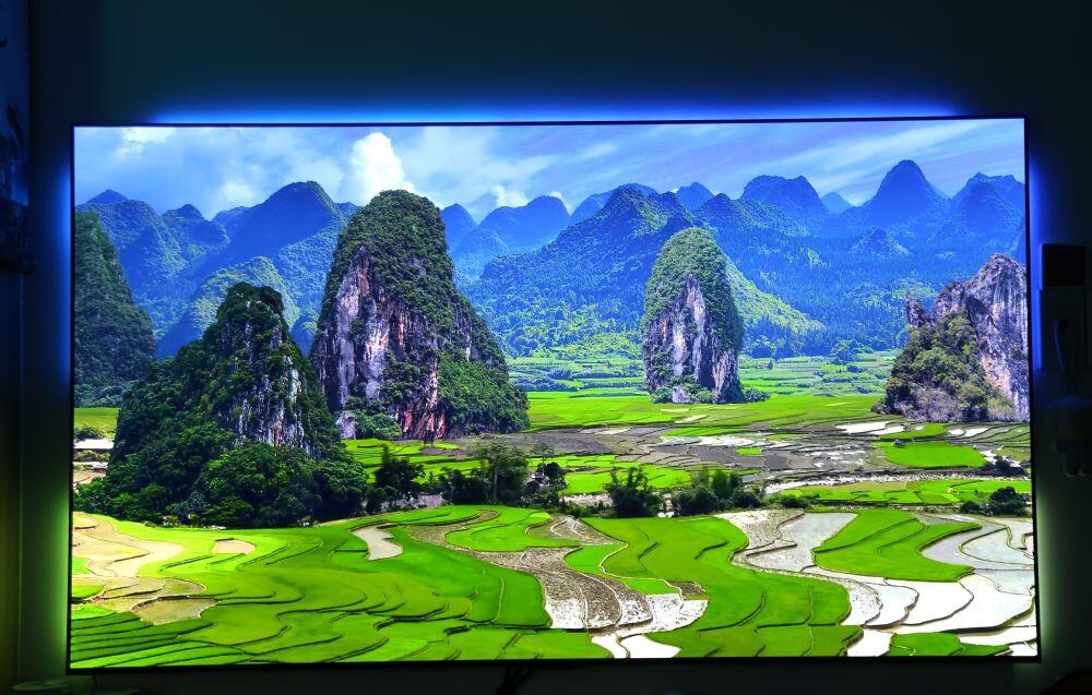 Màn hình OLED cho hình ảnh chất lượng cao.