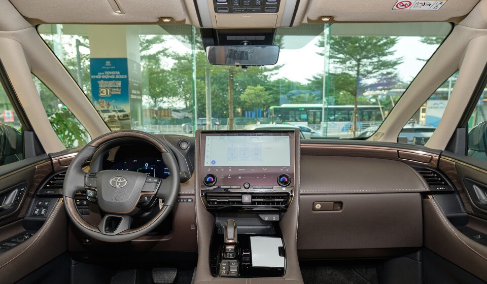 Alphard Hybrid được trang bị nhiều công nghệ hỗ trợ lái tiên tiến như hệ thống cảnh báo va chạm.