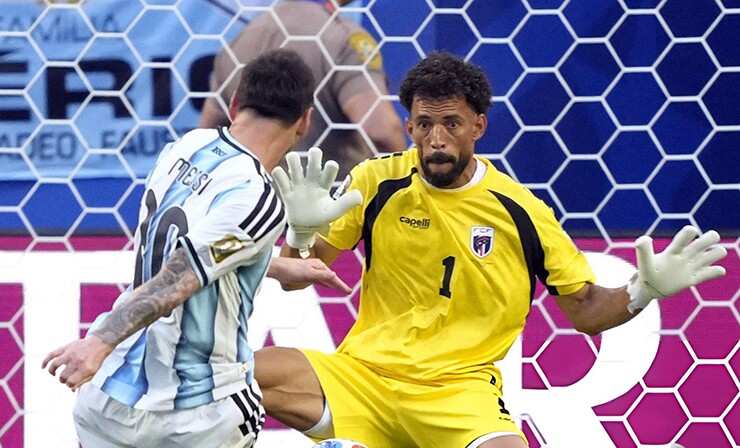 Vozinha trong tình huống đối mặt với Messi ở trận đấu giữa Argentina và Cape Verde.