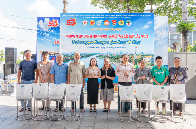 Bệnh viện Đa khoa Quốc tế Hạnh Phúc trao tặng 100 phần quà trong Chương trình Chương trình "San sẻ yêu thương – Nghĩa tình Đất Thủ" lần thứ 15
