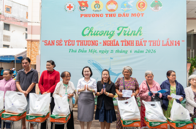 Đại diện Bệnh viện Đa khoa Quốc tế Hạnh Phúc tham gia trao quà trong Chương trình "San sẻ yêu thương – Nghĩa tình Đất Thủ" lần thứ 14.