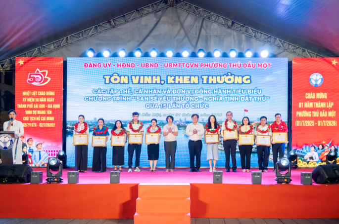 Đại diện Bệnh viện Đa khoa Quốc tế Hạnh Phúc nhận bằng tri ân do Phường Thủ Dầu Một trao tặng.